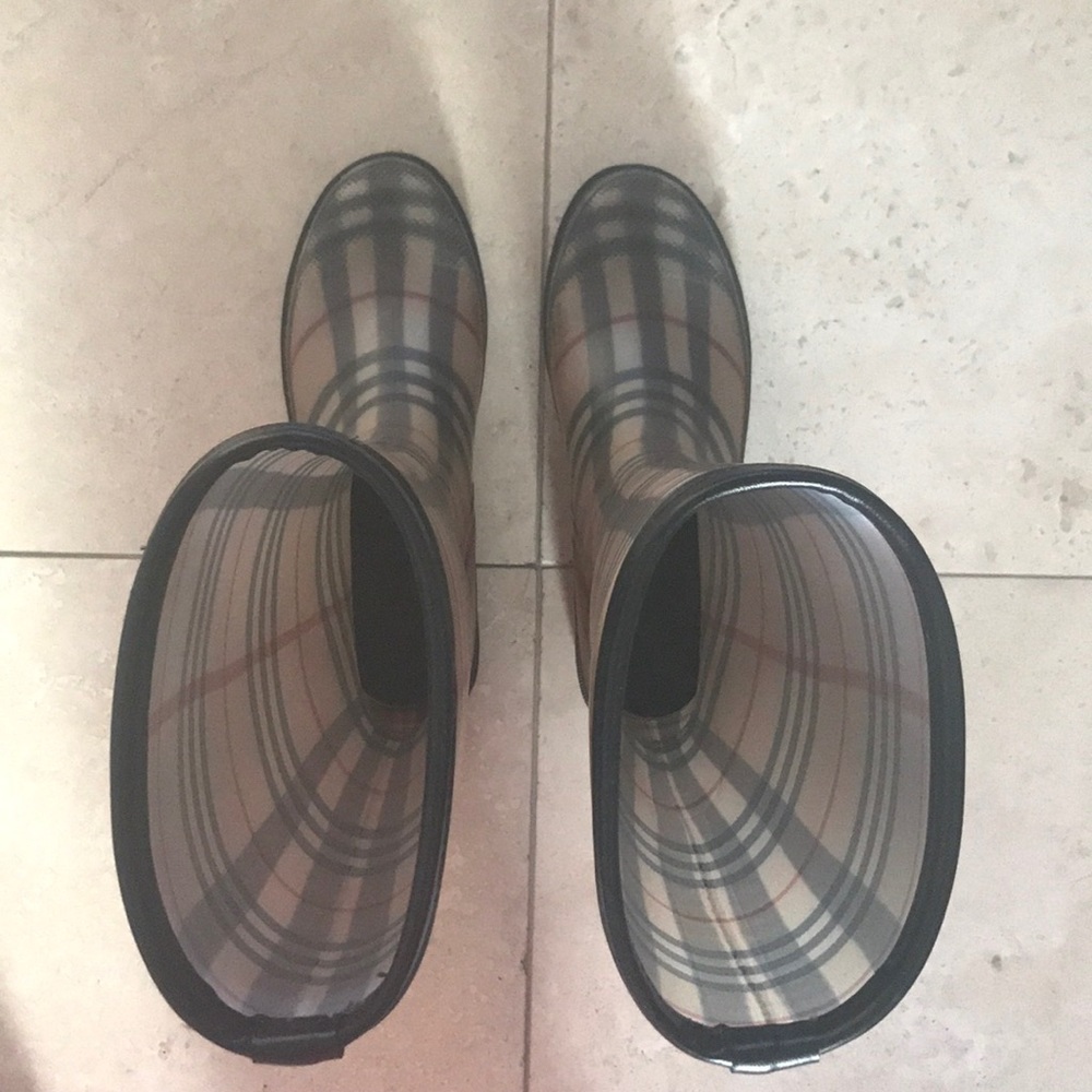 Burberry rainboots size 5